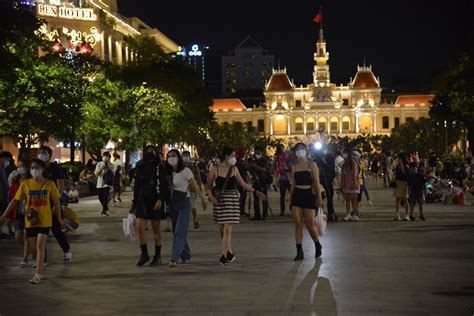 Người Dân Tp Hồ Chí Minh đổ Về Phố đi Bộ Nguyễn Huệ Chờ đón Năm Mới 2022 Baotintucvn