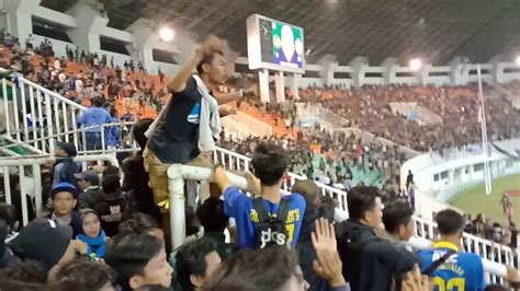 Kericuhan Suporter Bobotoh Persib Vs Upcs Di Pakansari Cibinong Youtube