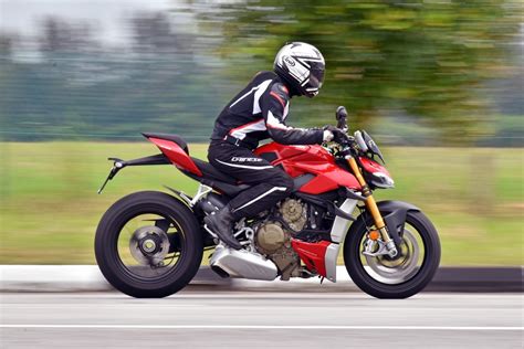 Terkait kasus yang kemarin viral soal motor ducati streetfighter v4s standar yang kena tilang, sebenernya memang yang namanya moge, motor dengan cc besar. 2020 Ducati Streetfighter V4 S Review: Sonic Boom ...