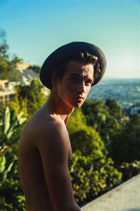 The Stars Come Out To Play Joe Sugg New Shirtless And Barefoot Pics
