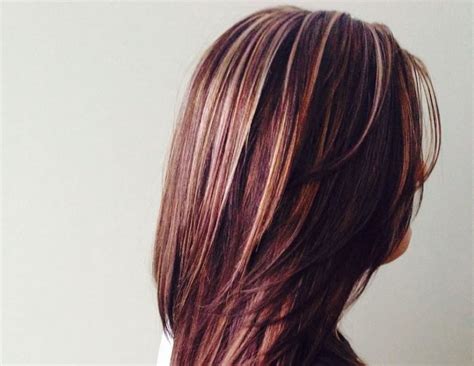 Kelly green looks great on you; 7 Beautiful Burgundy Hairstyles with Blonde Highlights