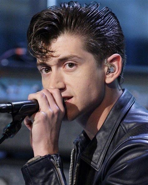 10 Potret Kece Alex Turner Frontman Dari Band Arctic Monkeys