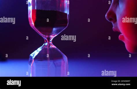 Red Hour Glass Stock Videos And Footage Hd And 4k Video Clips Alamy