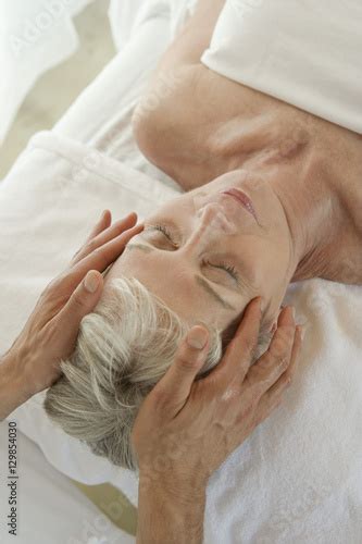 Senior Woman Having Head Massage Photo Libre De Droits Sur La Banque D Images