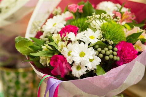 Fare gli auguri di compleanno regalando un fiore è sempre un bel pensiero. Mazzo di fiori di compleanno: quale scegliere per un'amica ...
