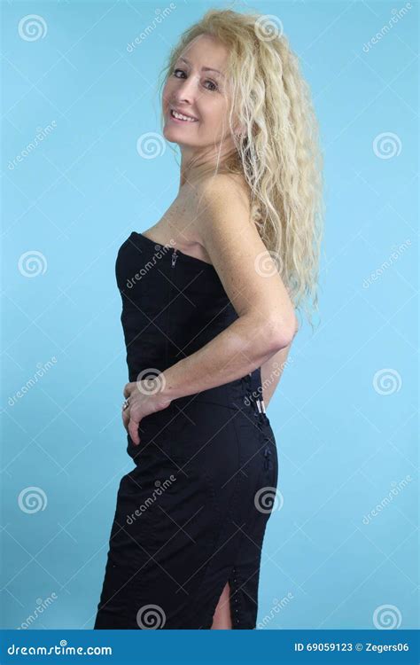 het sexy rijpe vrouw stellen stock afbeelding image of vrouw rijp 69059123