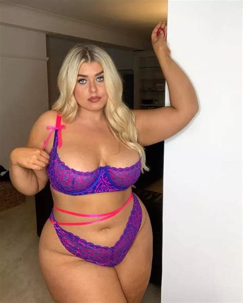 Size Model Strips Down To Sexy Lingerie To Celebrate Belly