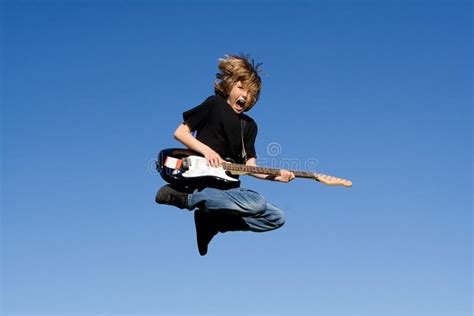 Niño Feliz Que Toca La Guitarra Imagen De Archivo Imagen De Ajuste