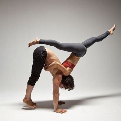 Couples yoga is a shared experience focused more on the connection with one another rather than just yourself. partner yoga poses | Yoga em dupla, Yoga e Ioga