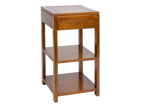 Las cocinas antiguas poseen un encanto mágico, esta nos hace viajar al pasado para una cocina de color verde. Mesa auxiliar colonial con cajón de madera color nogal