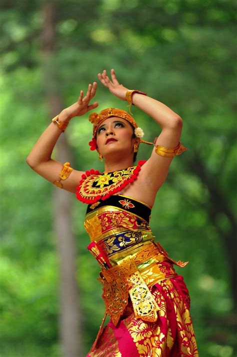 Panji Semirang Dance From Bali By ~itoskorea On Deviantart Dress Kebaya Kebaya Bali