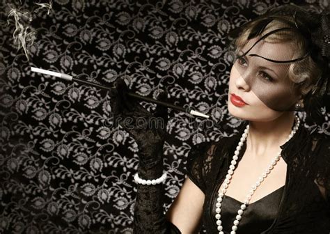 retro donna con il sigaro ritratto di bella bionda di modo fotografia stock immagine di piuma