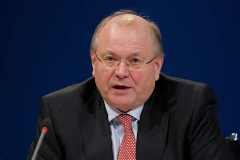 Alexander von zur mühlen joined deutsche bank in 1998 after studying business management. Deutsche to have CEO for Asia-Pac