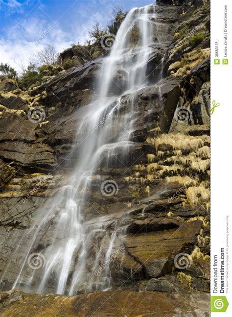Attorno a questo bacino vi è un ampio prato soleggiato. Cascate Dell Acquafraggia - Italy Stock Image - Image of relaxation, creek: 30663175