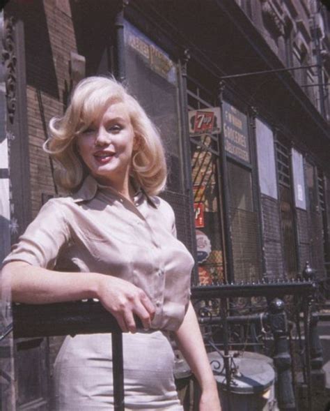 Vintage Photos Show A Pregnant Marilyn Monroe 4 Pics