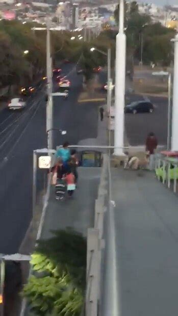 Viral Captan Momento En Que Joven Cae De Puente Peatonal En Querétaro