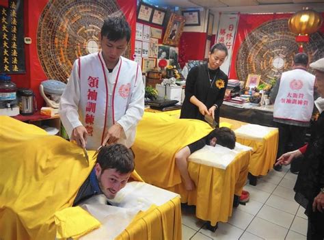 Knife Massage In Taiwan Benefits A Client With Special Kneads Los Angeles Times