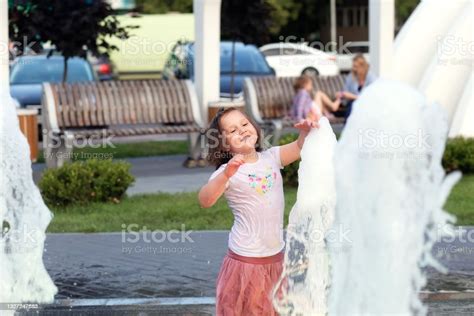 Pequeña Niña Linda Y Divertida Se Baña En Un Caluroso Día De Verano En