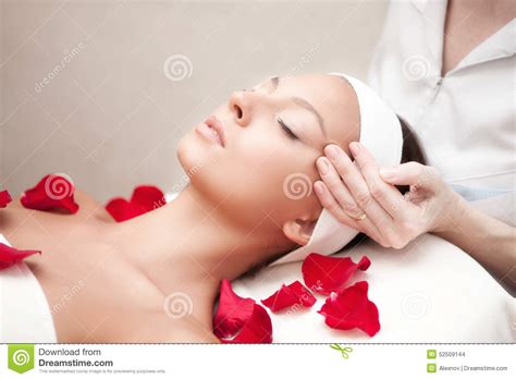 Giovane Bella Donna Di Rilassamento Che Ha Un Massaggio Facciale Fotografia Stock Immagine Di
