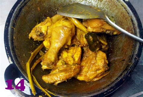 Sesuai dengan namanya, kuliner satu ini berasal dari olahan daging ayam yang dimasak dengan menggunakan bumbu kuning. dewantari's blog: BUMBU MASAK TRADISIONAL (AYAM UNGKEP)