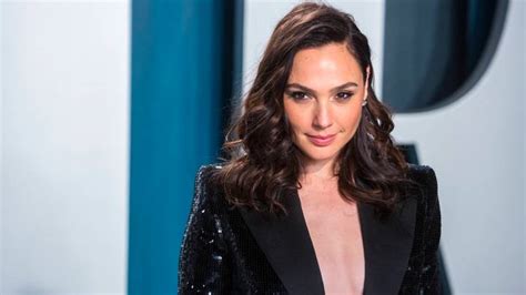 Gal Gadot Calls On Celeb Pals To Sing Imagine While In Self Isolation