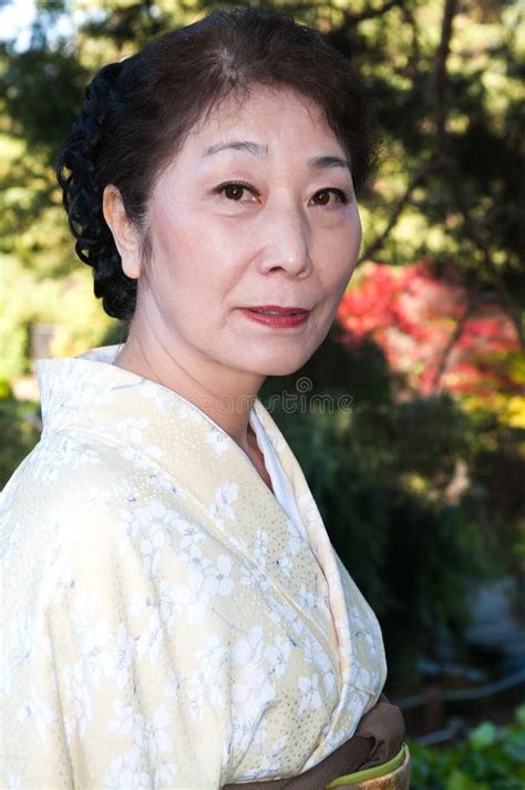 Kimono 库存图片 图片 包括有 年龄 头发 女性 成熟 妇女 更老 投反对票 礼服 24410811