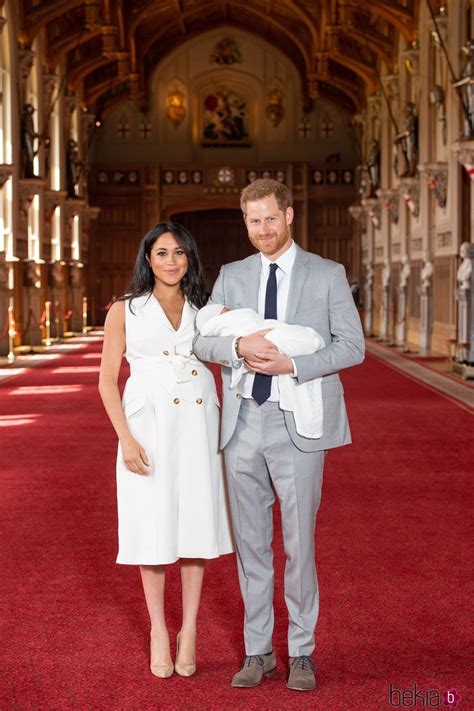 El Príncipe Harry Y Meghan Markle Con Su Primer Hijo Archie Harrison En