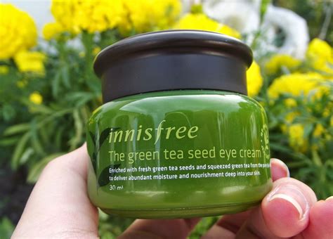 Green tea compounds not only help protect tissues from infection and boost immune response to infectious agents. Kem Dưỡng Mắt Trà Xanh Innisfree Green Tea Seed Eye Cream