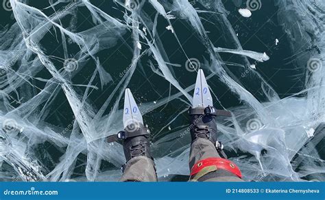 Un Homme Patine Sur Le Lac Gelé Baikal Vue Du Haut Des Jambes Gros