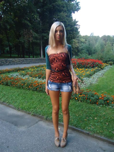 Блондинка с красивыми ножками в мини шортах Лучшие фото девушек в