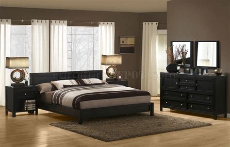 This set provides a chic silhouette with its curving frame. Dark Espresso Finish Modern Bedroom Set With Platform Bed