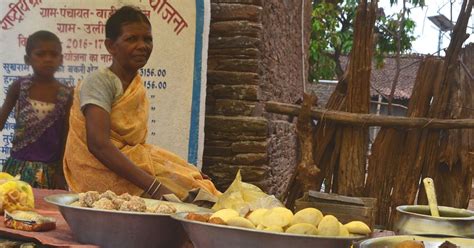 60 Year Old Jharkhand Lady Has Been Selling Idli At Re 1 For 7 Years