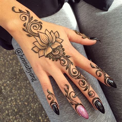 Beautiful Lotus At The Market 🌸 Ps Look At Those Nails 😍 Henna