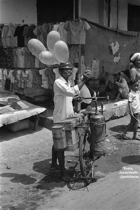 Penjual Balon Di Jakarta Sekitar Tahun 26 Agustus 1971 📸 Joost