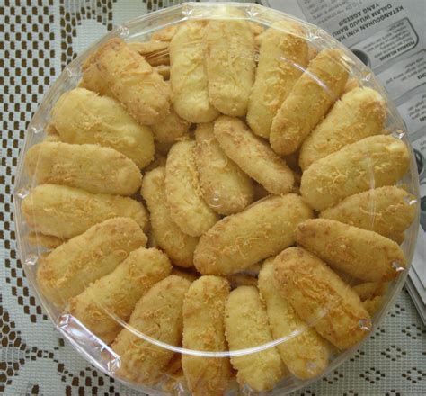 Kue ini diadaptasi dari kue khas negeri belanda 'kattetong' yang secara harfiah berarti lidah kucing. Resep Kue Lidah Kucing Keju, Si Renyah nan Manis