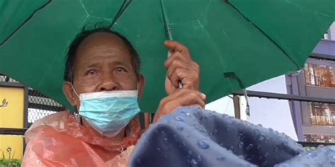 Demi Keluarga Kakek Ini Tetap Semangat Jualan Walau Diguyur Hujan