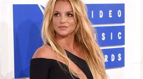 Britney Spears Stuns In Yellow Bikini While Relaxing At Beach
