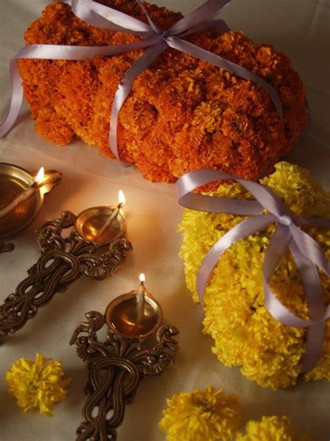 They are pompous and flashy affairs, where everything is glittery, yet beautiful, even the wedding gifts. Indian gift wrapping ideas - Festive Indian gift wrap ...