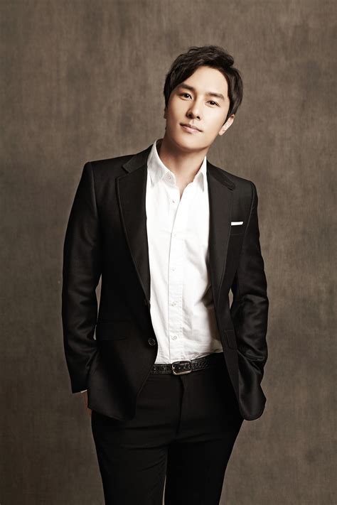 Born november 21, 1979) is a south korean entertainer, known as a member of south korean boy band shinhwa. '캐나다 어학연수' 김동완, 뮤지컬 '헤드윅' 화려한 귀환