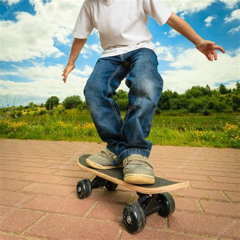 Skater Boy Con Su Monopatín Actividades Al Aire Libre Fotografía De