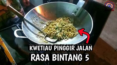 Saat sore hingga malam hari, belasan penjual kwetiaw di jakarta barat berderet di pinggir jalan. KWETIAU GORENG PINGGIR JALAN TAPI RASA BINTANG 5 ...