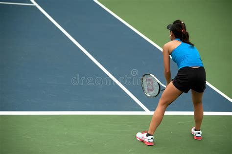 девушка играя теннис стоковое изображение изображение насчитывающей сеть 7443213