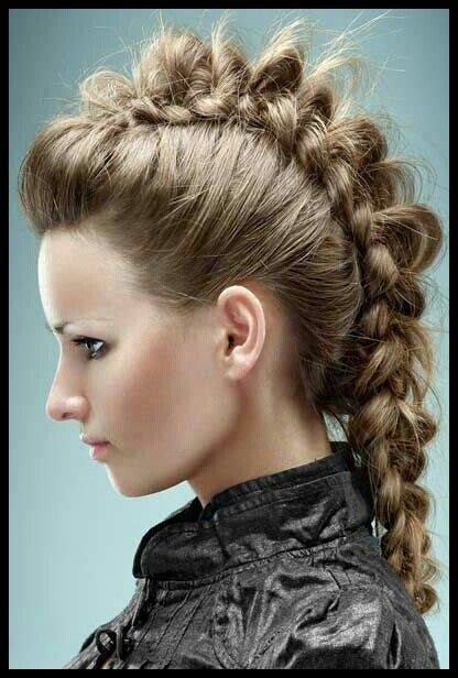 This siren style faux hawk features chunky twisted pieces, a side braided ponytail, and a bold copper tone that screams irish princess. Cave.It Ideas | Peinados rockeros, Trenzas para cabello ...