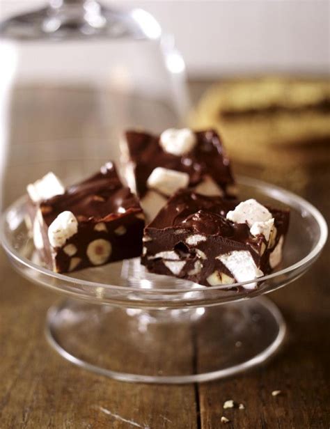 Instead of chocolate, these rich chocolate molten cakes ooze melted marshmallow from the center. Marshmallow-Schoko-Konfekt | Rezept | Lecker, Rezepte und ...