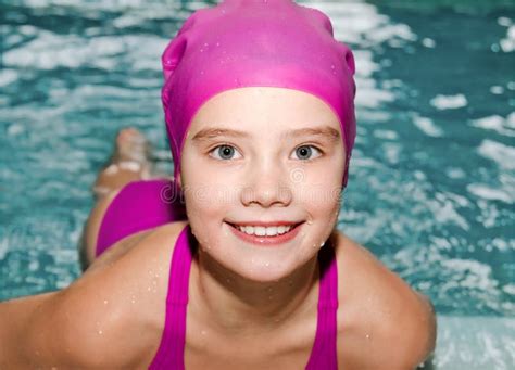 Het Portret Van De Leuke Glimlachende Zwemmer Van Het Meisjekind In Het Roze Zwemmen Past En Glb