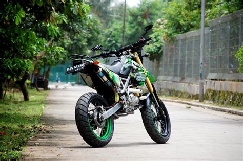 Habis searching di internet ada satu tulisan yang sedikit membahas tentang modifikasi. Modifikasi SuperMoto Kawasaki KLX 150