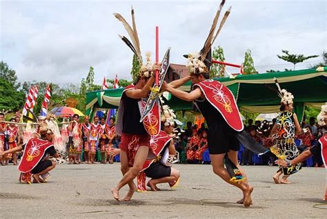 Tari Tradisional Papua Barat Manokwari Vana Fauziah