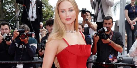 Jennifer Lawrence Wore Flip Flops Under Her Christian Dior Gown On The