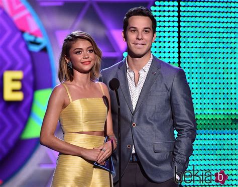 Sarah Hyland Y Skylar Astin Presentando Un Premio En Los Teen Choice Awards 2015 La Vida De