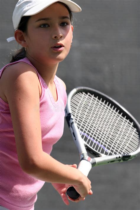 девушка играя теннис стоковое изображение изображение насчитывающей напольно 3814715